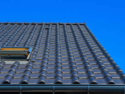 vertical-low-angle-closeup-shot-black-roof-building-pthc3cb5mipsv4ti6uwfl7xyrtfedqdnytz8e8iq9c